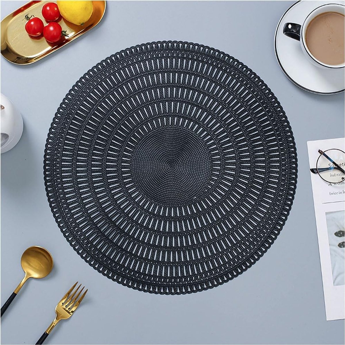Dailygoods - Imitatie weven PVC ronde placemats set van 4, decoratieve onderzetters holle eettafel placemats hittebestendige antislip eettafel matten voor thuis keuken (zwart)