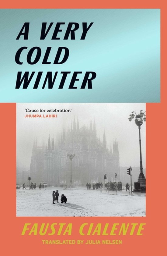 Couverture du livre "A Very Cold Winter" avec une barre bleu pastel portant le titre en lettres blanches. En dessous, une photo d'une ville enneigée avec une imposante cathédrale en arrière-plan. Le nom de l'auteur, Fausta Cialente, est en bas en lettres jaunes.