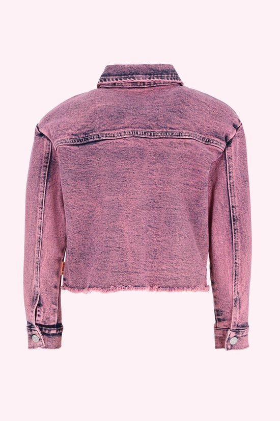 Achterkant van een roze spijkerblouse met verweerde look en rafels aan de onderkant.