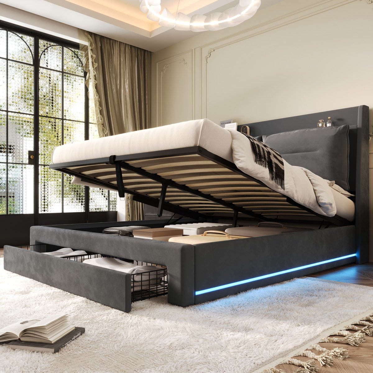 Gestoffeerd opbergbed met LED-verlichting en hydraulisch liftsysteem - 140x190 cm - Grijs velours - 2-in-1 lade aan voeteneinde - Verstelbare LED-kleuren en twee comfortabele rugleuningen