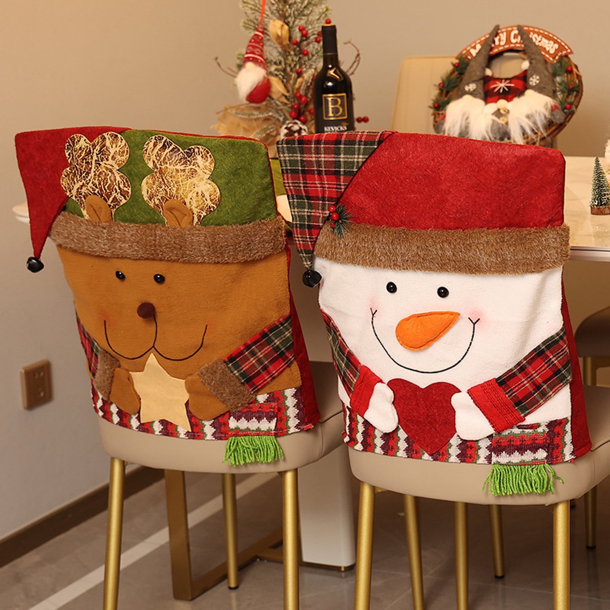 Set van 2 Kerst Stoelhoezen – 1x Rendier + 1x Sneeuwman – – 52 x 47 cm – 3D Kerstdecoratie – Voor Eetkamer en Kerstdiner – 2 Stuks Samen