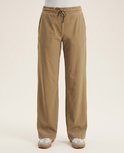 Bruine travelstof broek met rechte pijpen, elastische tailleband met trekkoord en steekzakken.