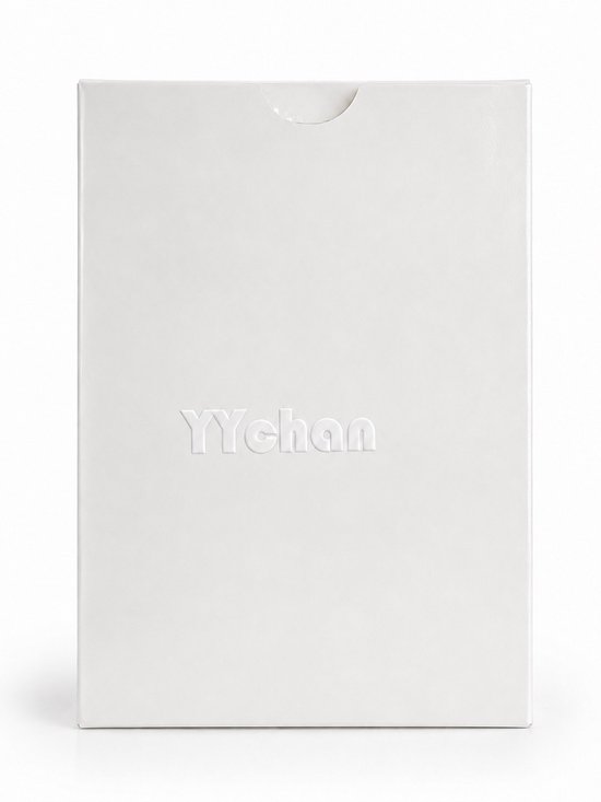 Witte verpakking met reliëf "YYchan" logo.
