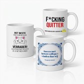 Set van drie witte mokken met verschillende grappige afscheidsteksten en afbeeldingen voor collega's.