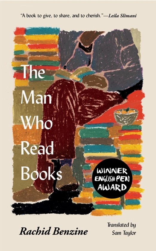 Boekomslag van 'The Man Who Read Books' door Rachid Benzine. Met kleurrijke, gestreepte achtergrond en een illustratie van een persoon tussen de boeken. Bekroond met de English PEN Award.
