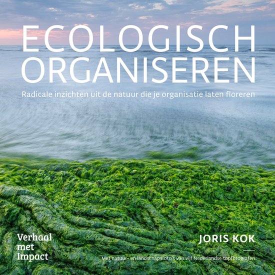 Boek 'Ecologisch organiseren' met een foto van groene algen en de zee, met de tekst 'Ecologisch organiseren' en 'Joris Kok'.