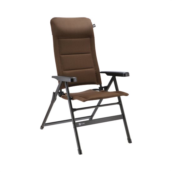 Bruine, verstelbare campingstoel met hoge rugleuning, armleuningen en donker metalen frame.