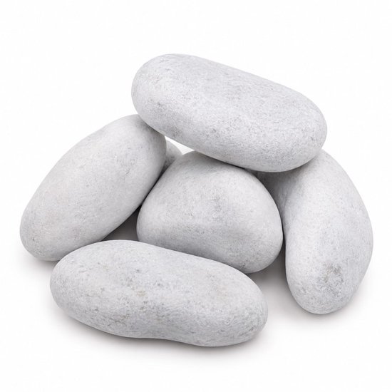Stapel van vijf grote, gladde, ovale witte sierstenen op witte achtergrond.