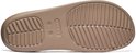 Onderkant van een bruine Crocs slipper met profielzool.