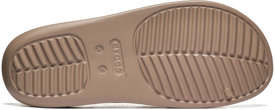 Onderkant van een bruine Crocs slipper met profielzool.