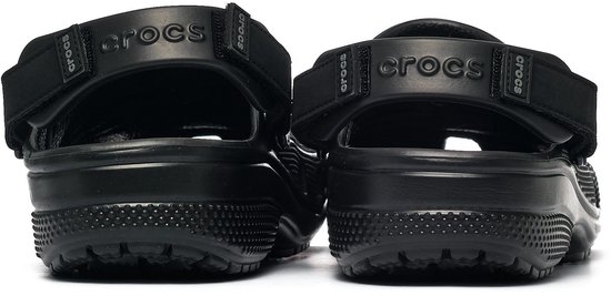 Achterkant van twee zwarte Crocs Yukon Vista II klompen met 'Crocs' logo op band.