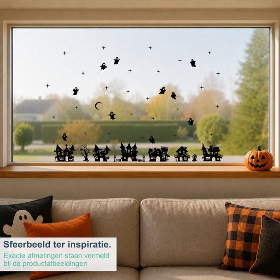 Sfeerbeeld van zwarte Halloween raamstickers met huizen, spookjes, sterren en maan op een raam.