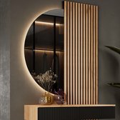 Halfronde spiegel met LED-verlichting en houten lamellenwand.