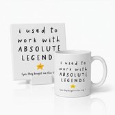 Witte mok en tegel met tekst 'i used to work with ABSOLUTE LEGEND' en een gele ster met gezichtje.