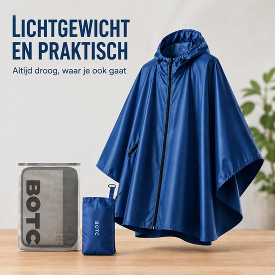 Marineblauwe regenponcho met rits en capuchon, liggend op een tafel naast een opgevouwen poncho in een hoes.
