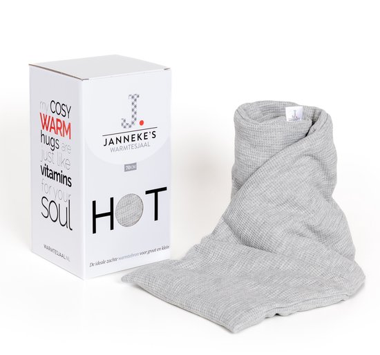 Lichtgrijze gebreide warmtesjaal naast een doos met de tekst 'My Cosy Warm Hugs'.