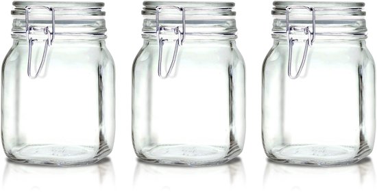 Trois bocaux en verre vides avec fermetures à clip argentées sont alignés sur un fond blanc.