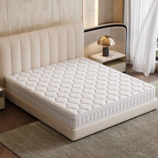 Wit matras met een gewatteerd patroon, in een moderne slaapkamer.