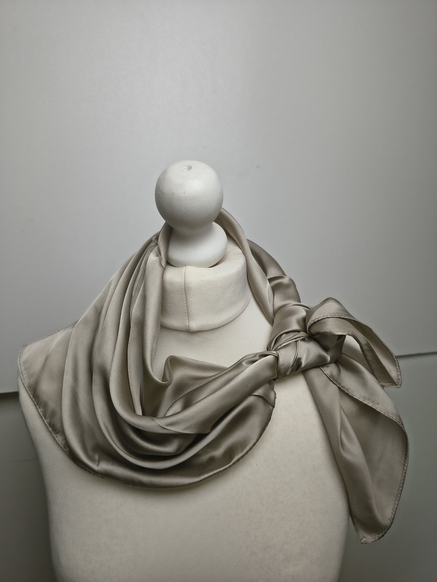 Vierkante dames sjaal Hildegard-effen taupe licht bruin-uni-neksjaal-halssjaal-70x70
