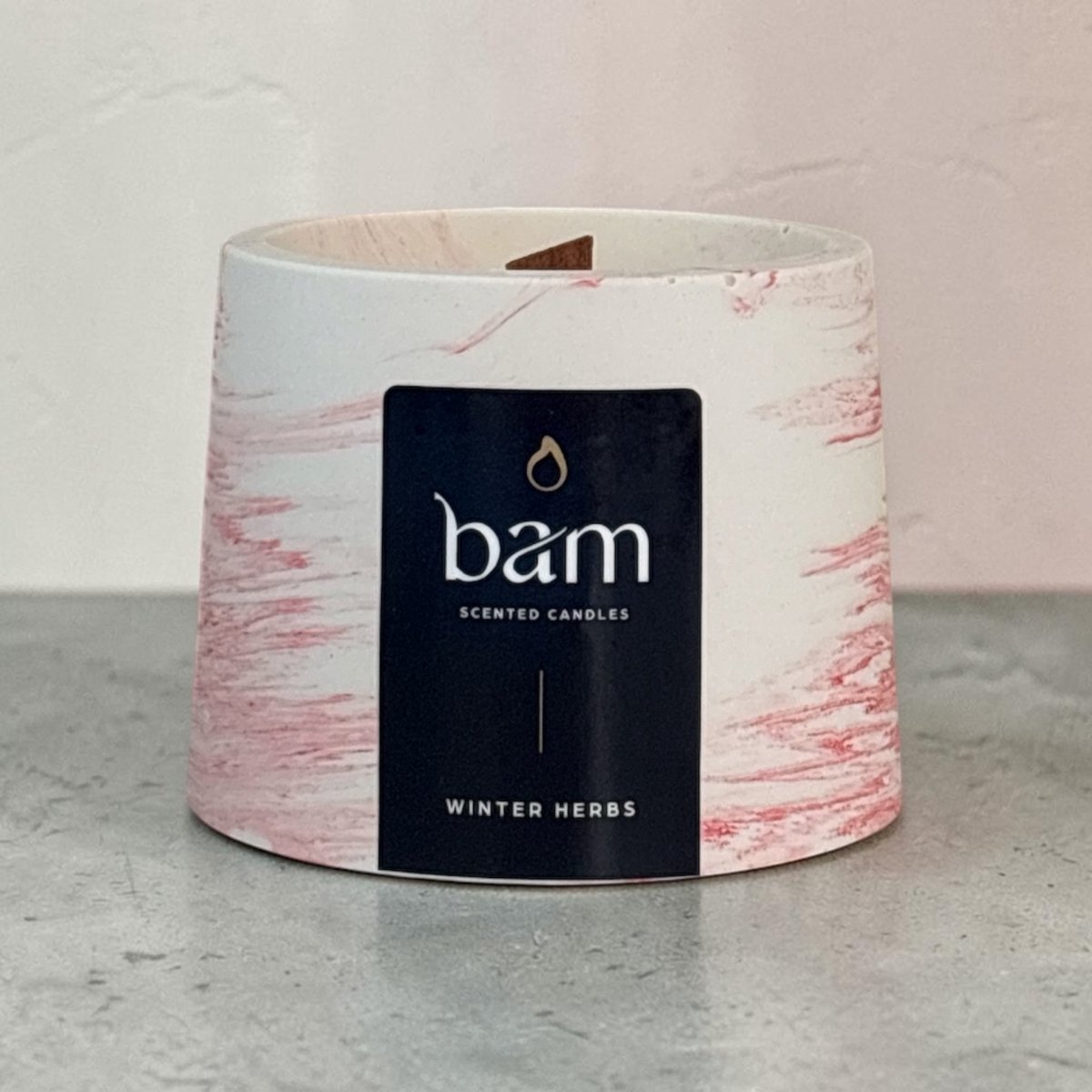 Bam Kaarsen Winter Herbs Geurkaars – Cone Collectie – Houten Wiek – Rood Gemarmerd Handgemaakt Potje – 100 g – 30 Branduren