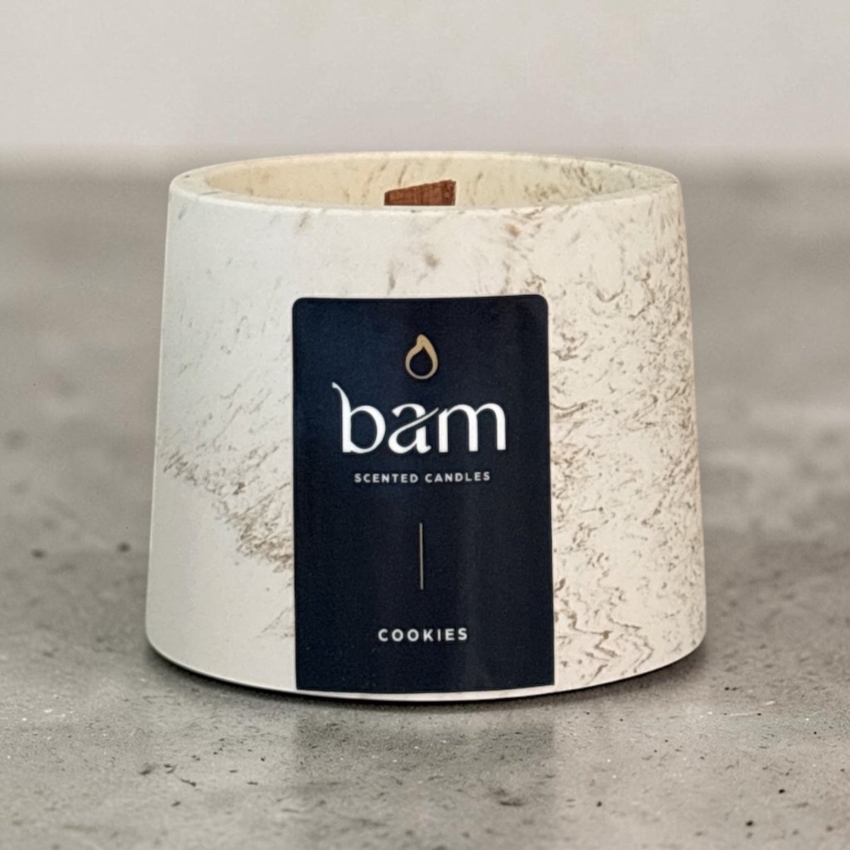 Bam Kaarsen Cookies Geurkaars – Cone Collectie – Houten Wiek – Goud Gemarmerd Handgemaakt Potje – 100 g – 30 Branduren - koekjes brons gemarmerd