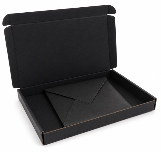 Zwarte geschenkdoos met een zwarte envelop erin.