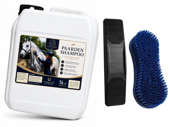 Grote witte jerrycan paarden shampoo, een zwarte massageborstel en een blauwe borstel.