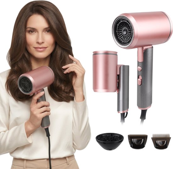 Vrouw met bruin haar houdt een roze föhn vast. Naast haar een afbeelding van de roze föhn met accessoires en opzetstukken.