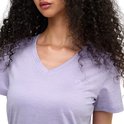 Model draagt een lichtpaars V-hals T-shirt met een klein logo op de borst. Close-up van voren.