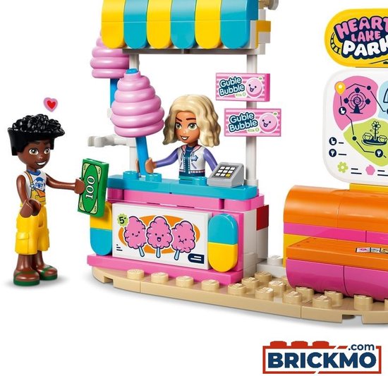 Een LEGO Friends minipop bij een snoepkraam met suikerspin en een jongen met geld.