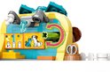 Gros plan de la zone de lavage de l'animalerie LEGO Friends, avec des têtes de douche et des images de chien et de chat.