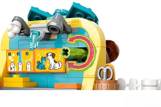 Gros plan de la zone de lavage de l'animalerie LEGO Friends, avec des têtes de douche et des images de chien et de chat.