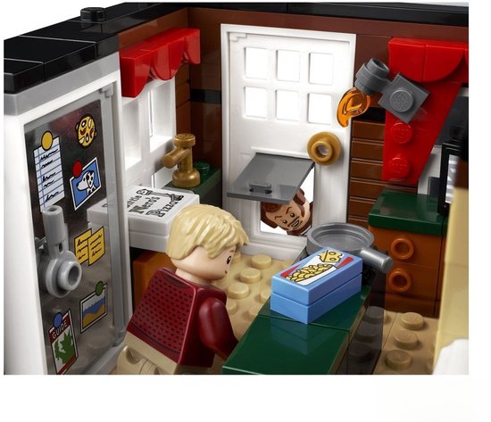 LEGO-jongen kijkt in een koelkast. Een ander LEGO-gezicht kijkt door deurtje.