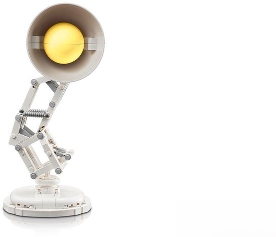 Modèle de lampe de bureau Luxo Jr. blanche avec lampe jaune, sur fond blanc.