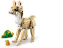 Cerf LEGO marron et blanc avec des feuilles vertes et une carotte orange.