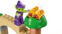 Groene goblin met paarse outfit pakt een gouden blok met diamanten.