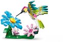 Colibri Lego coloré en vert, jaune et rose avec une fleur bleue et rose.