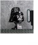 Een zwarte LEGO-helm van Darth Vader op een displaystandaard met "Star Wars Darth Vader"-plaquette.