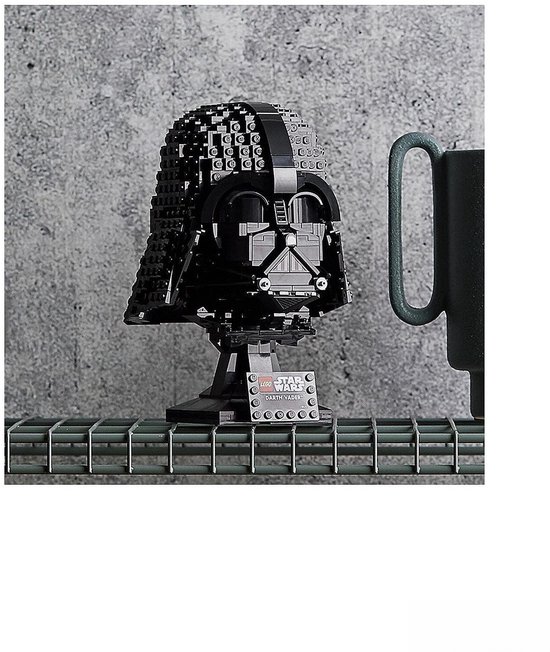 Een zwarte LEGO-helm van Darth Vader op een displaystandaard met "Star Wars Darth Vader"-plaquette.