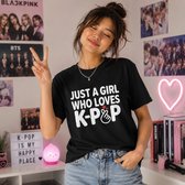 Just a Girl Who Loves K-Pop Shirt - Zwart Unisex T-shirt - K-Pop Fan Cadeau