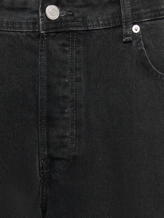 Detail van de voorkant van een zwarte jeans. Knoopsluiting, stiksels en een zak met knoop.