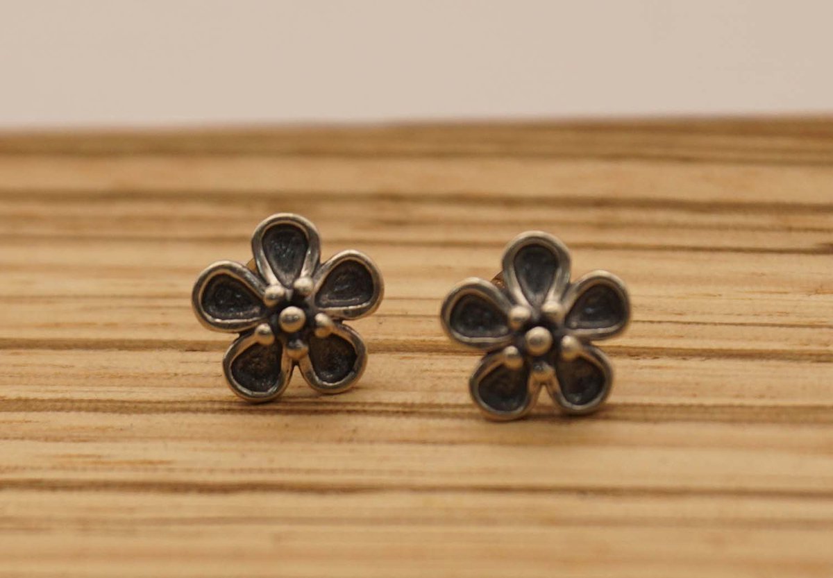 Sterling zilveren oorbellen bloem - fleurig bloemen oorbellen gemaakt van 925 zilver - kleine bloemen oorbellen - zilveren bloempjes oorknopjes - silver flowers earring - kleine oorbellen van zilver - sterling zilveren oorknoppen bloem
