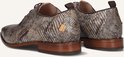 Achterkant van bruine lage veterschoenen met reptielenprint. Bruine leren zool.