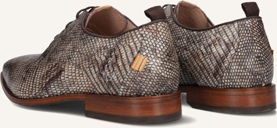 Achterkant van bruine lage veterschoenen met reptielenprint. Bruine leren zool.
