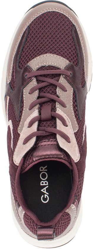 Bovenkant van bordeauxrode sneaker met veters, mesh en suède in taupe en bordeaux. Gabor logo zichtbaar.