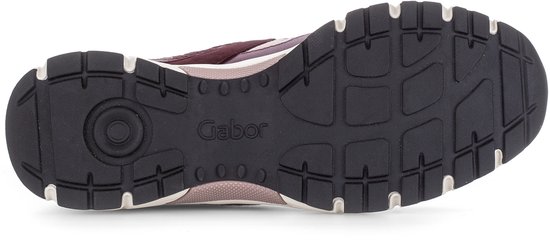 Zwarte loopzool met profiel en het Gabor logo, van een bordeauxrode sneaker.