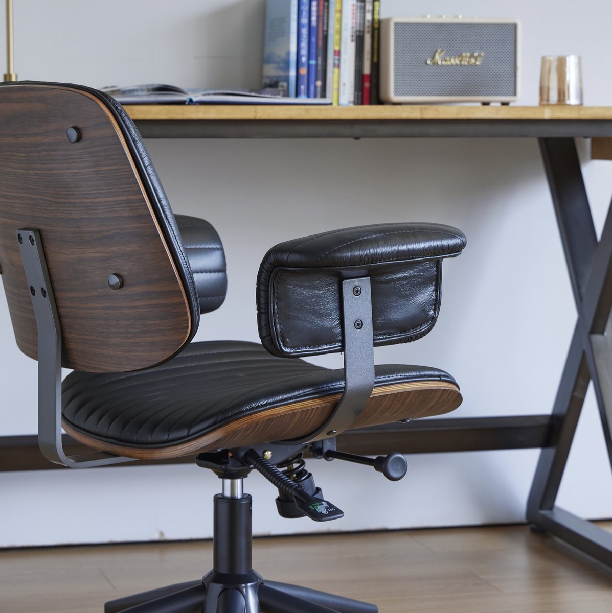 OKWISH Bureaustoel – Ergonomisch, In Hoogte Verstelbaar En 360 Graden Draaibaar – Met Vaste Armleuningen En Wielen – Kunstleer – Zwart