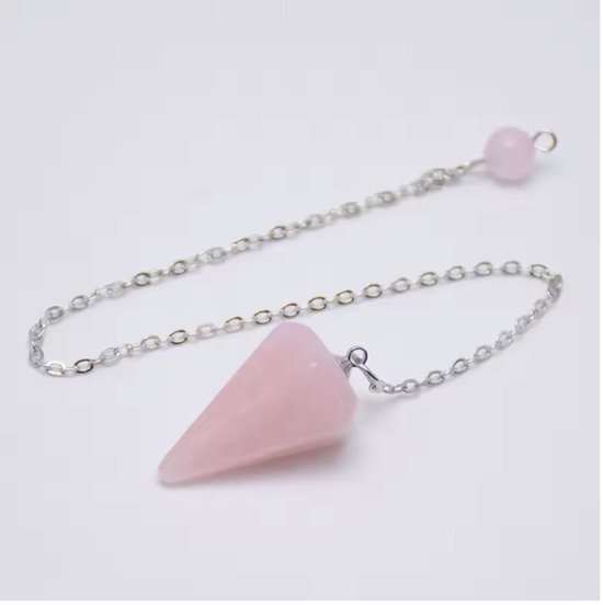 Roze kwarts pendel met zilverkleurige ketting, versierd met een kleine roze steen.