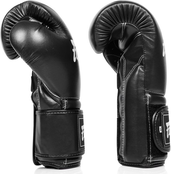 Zij-aanzicht van zwarte Fairtex bokshandschoenen met witte stiksels en logo's.
