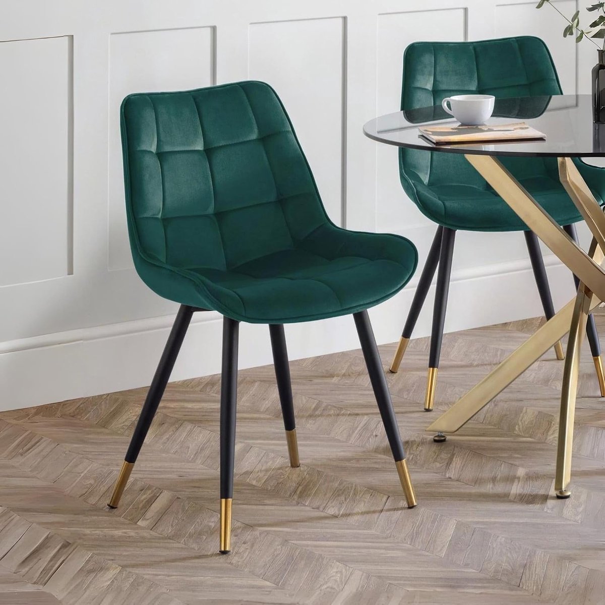 SnelShoppen - Set van 2 Hadid eethoeken - groen - elegant design - zachte stof - stevige zwarte stalen frame - gouden poten - 84 cm hoog - ideaal voor
